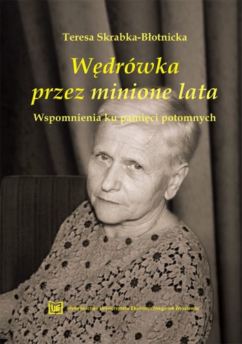 Okładką książki jest zdjęcie autorki w naturalnych ciemnych kolorach. U góry żółte litery tytułu, na dole logo.