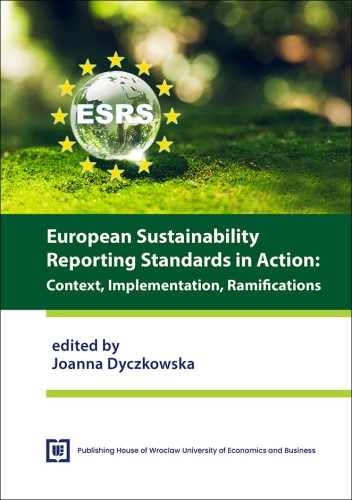 Okładka przedstawia szklaną kulę z mapami jako globus i napisem „ESRS”, otoczoną gwiazdami symbolizującymi Unię Europejską. Utrzymana w zielonej tonacji, nawiązuje do idei zrównoważonego rozwoju.