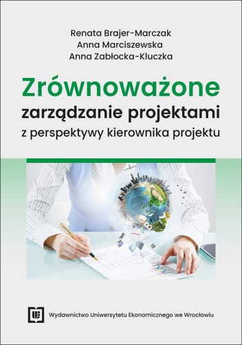 Okładka w jasnych kolorach przedstawia tytuł i nazwiska autorek u góry oraz ilustrację osoby piszącej przy biurku, nad którą unosi się symboliczna wizja Ziemi otoczonej ikonami projektowymi. Na dole widnieje logo wydawnictwa.